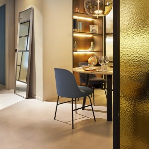 Silla con base metálica de diseño Aleta para espacios públicos de Viccarbe.