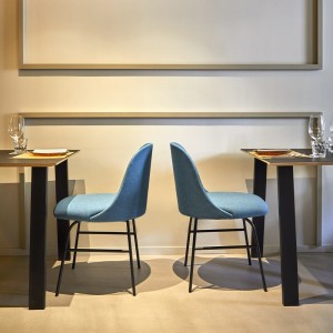 Silla con base metálica de diseño Aleta para espacios públicos de Viccarbe.