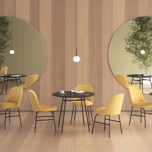 Silla con base metálica de diseño Aleta para espacios públicos de Viccarbe.