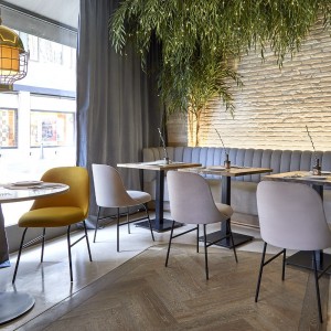 Silla con base metálica de diseño Aleta para espacios públicos de Viccarbe.