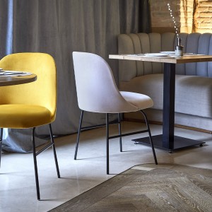 Silla con base metálica de diseño Aleta para espacios públicos de Viccarbe.