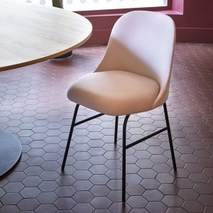 Silla con base metálica de diseño Aleta para espacios públicos de Viccarbe.