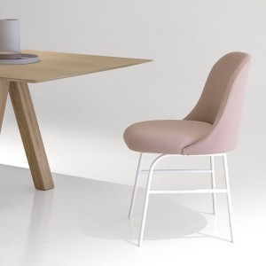 Silla con base metálica de diseño Aleta para espacios públicos de Viccarbe.