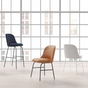 Silla con base metálica de diseño Aleta para espacios públicos de Viccarbe.