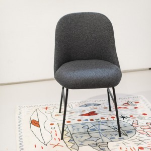 Silla con base metálica de diseño Aleta para espacios públicos de Viccarbe.