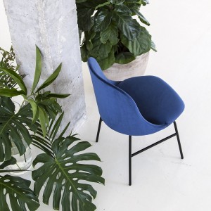 Silla con base metálica de diseño Aleta para espacios públicos de Viccarbe.
