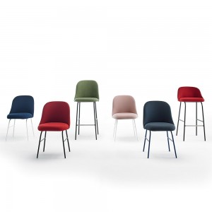 Silla con base metálica de diseño Aleta para espacios públicos de Viccarbe.