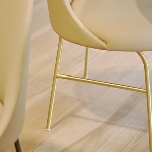 Silla con base metálica de diseño Aleta para espacios públicos de Viccarbe.