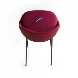 Silla con base metálica de diseño Aleta para espacios públicos de Viccarbe.