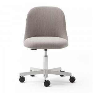 Silla Aleta base giratoria con ruedas Viccarbe para espacios públicos.