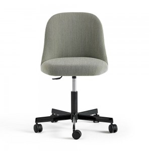 Silla Aleta base giratoria con ruedas Viccarbe para espacios públicos.