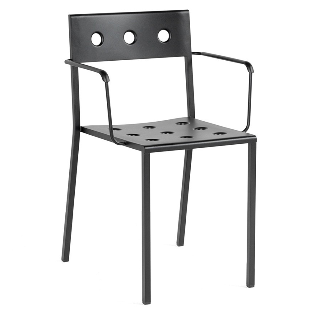 Sillón Balcony de Hay ideal para espacios exteriores modernos.