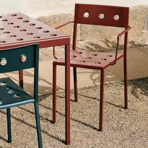 Sillón Balcony de Hay ideal para espacios exteriores modernos.