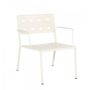 Butaca con brazos Balcony de Hay ideal para espacios exteriores modernos.