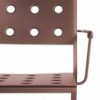 Butaca con brazos Balcony de Hay ideal para espacios exteriores modernos.