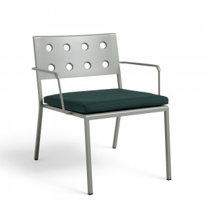 Butaca con brazos Balcony de Hay ideal para espacios exteriores modernos.
