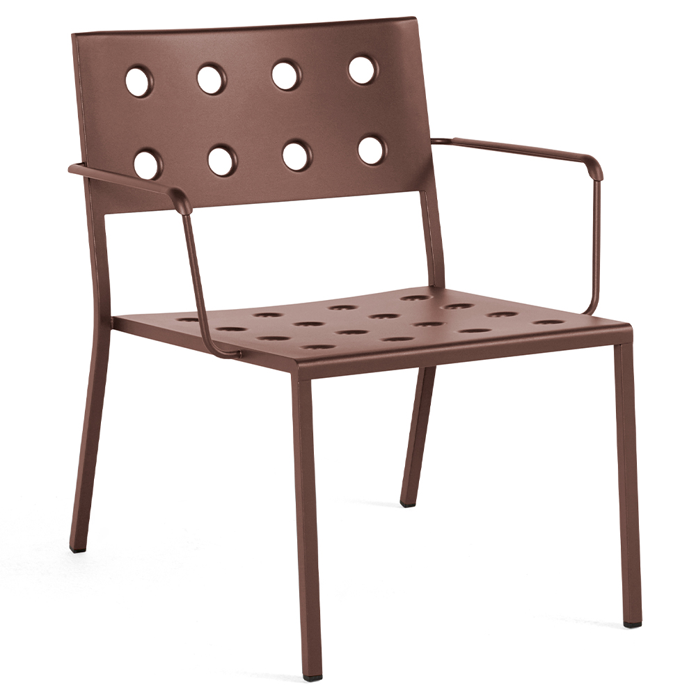 Butaca con brazos Balcony de Hay ideal para espacios exteriores modernos.