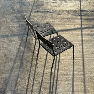 Butaca con brazos Balcony de Hay ideal para espacios exteriores modernos.