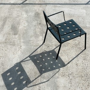 Butaca con brazos Balcony de Hay ideal para espacios exteriores modernos.