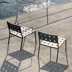 Butaca con brazos Balcony de Hay ideal para espacios exteriores modernos.