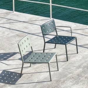 Butaca con brazos Balcony de Hay ideal para espacios exteriores modernos.