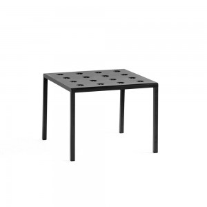 Mesa auxiliar Balcony de Hay ideal para espacios exteriores modernos.