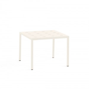 Mesa auxiliar Balcony de Hay ideal para espacios exteriores modernos.