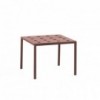Mesa auxiliar Balcony de Hay ideal para espacios exteriores modernos.