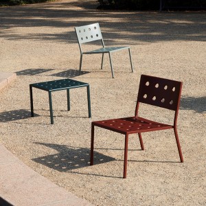 Mesa auxiliar Balcony de Hay ideal para espacios exteriores modernos.