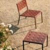Mesa auxiliar Balcony de Hay ideal para espacios exteriores modernos.