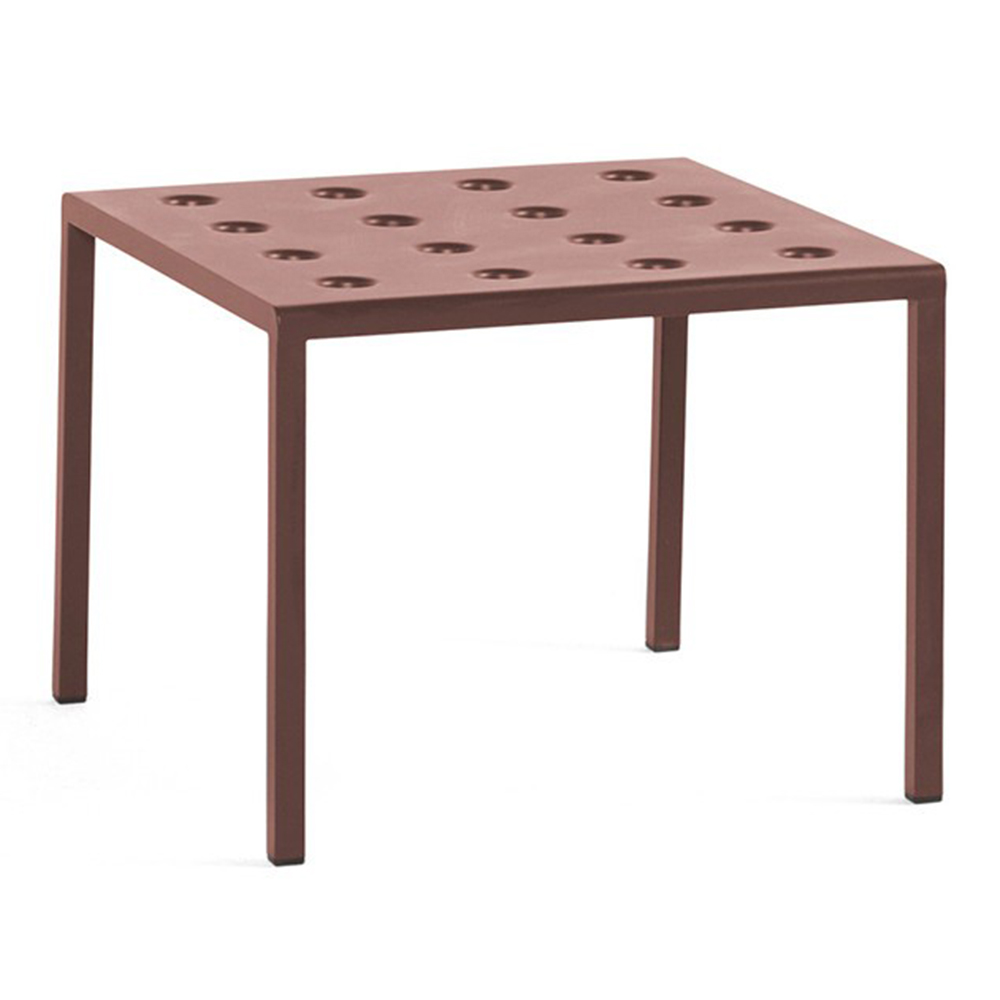 Mesa auxiliar Balcony de Hay ideal para espacios exteriores modernos.