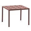 Mesa auxiliar Balcony de Hay ideal para espacios exteriores modernos.