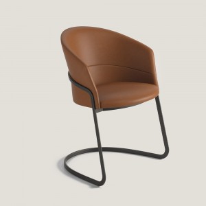 Sillón tapizado Copa cantilever de Viccarbe. Mobiliario de diseño moderno.