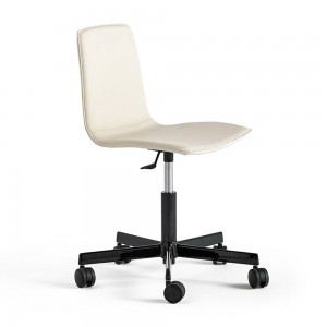 Silla Klip tapizada base giratoria con ruedas Viccarbe ideal para oficinas.