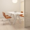 Silla Klip tapizada base giratoria con ruedas Viccarbe ideal para oficinas.
