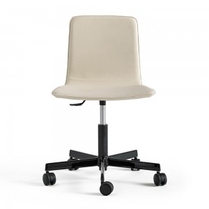 Silla Klip tapizada base giratoria con ruedas Viccarbe ideal para oficinas.