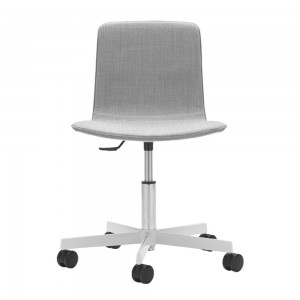 Silla Klip tapizada base giratoria con ruedas Viccarbe ideal para oficinas.