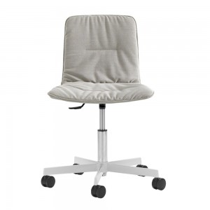 Silla Klip tapizada base giratoria con ruedas Viccarbe ideal para oficinas.