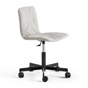 Silla Klip tapizada base giratoria con ruedas Viccarbe ideal para oficinas.
