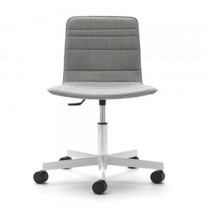 Silla Klip tapizada base giratoria con ruedas Viccarbe ideal para oficinas.