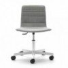 Silla Klip tapizada base giratoria con ruedas Viccarbe ideal para oficinas.
