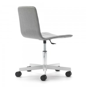 Silla Klip tapizada base giratoria con ruedas Viccarbe ideal para oficinas.