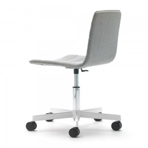 Silla Klip tapizada base giratoria con ruedas Viccarbe ideal para oficinas.