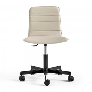 Silla Klip tapizada base giratoria con ruedas Viccarbe ideal para oficinas.