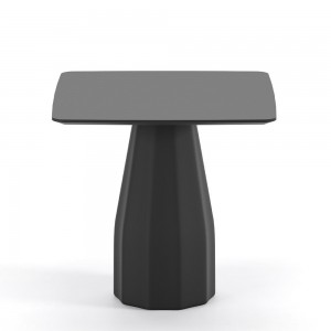 Mesa Burin comedor de Viccarbe. Mobilario de diseño para interiores. Hecha en madera tallada.