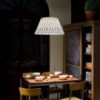 Lámpara de suspensión Lola LZF con un diseño moderno y elegante de madera.