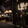 Lámpara de suspensión Lola LZF con un diseño moderno y elegante de madera.
