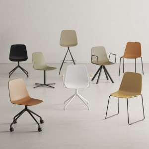 Silla Maarten plástico con base de acero. Mobilario ideal para interiores.