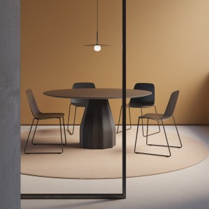 Silla Maarten plástico con base de acero. Mobilario ideal para interiores.