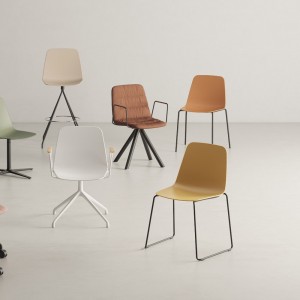 Silla Maarten plástico con base de acero. Mobilario ideal para interiores.